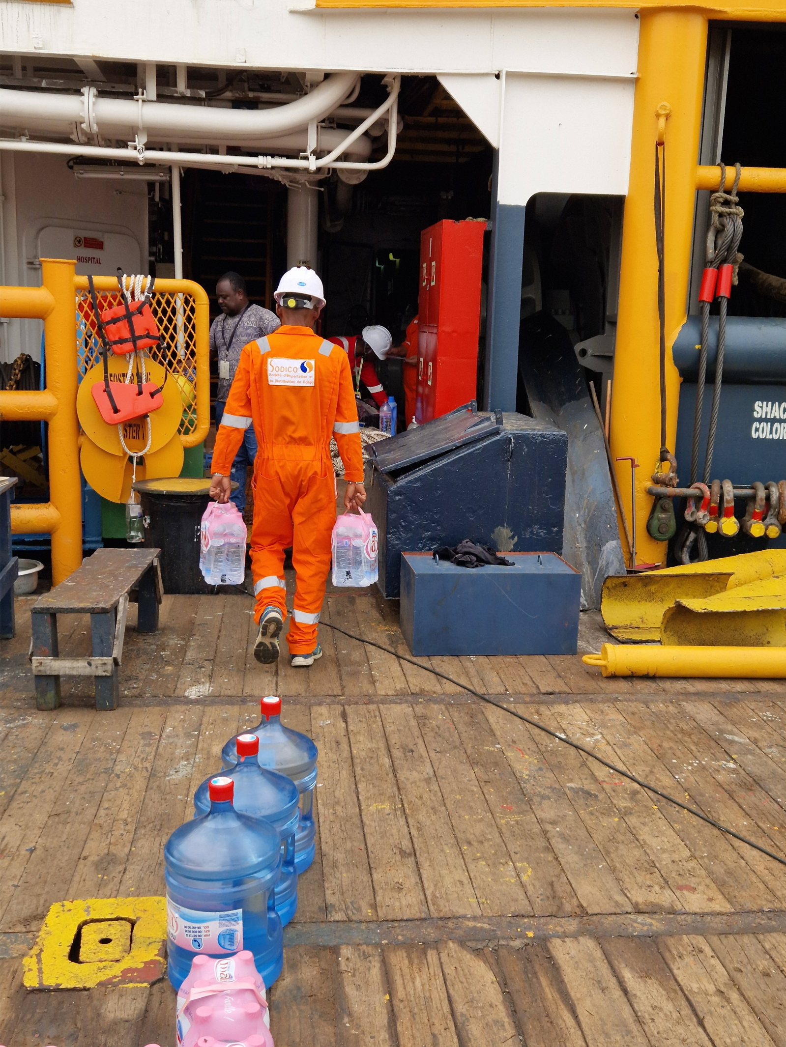 chargement bouteilles d'eau en mer par sodico, schipchandler et Catering Pointe-Noire